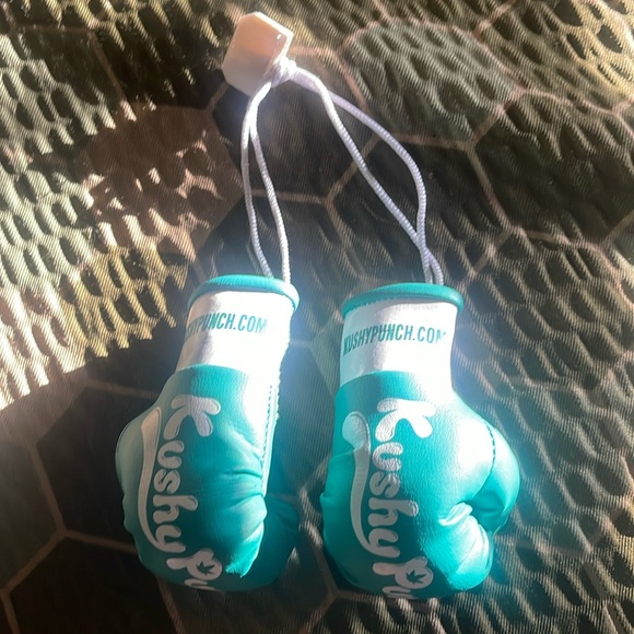 Mini boxing glove for key chain/rearview decoration - Picture 1 of 5